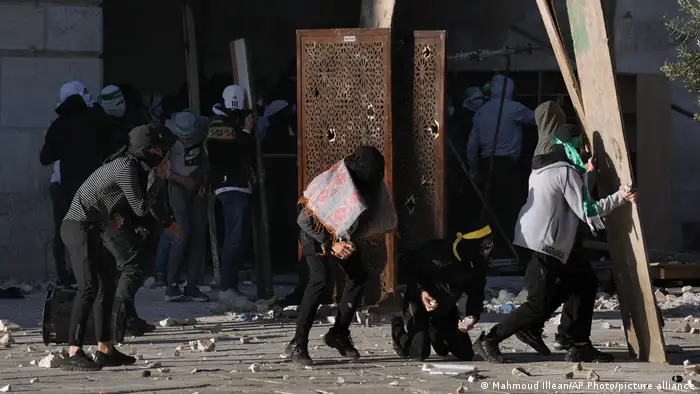 以色列警方称，在12000多名参与晨祷的信徒中包含了大约100名骚乱者。