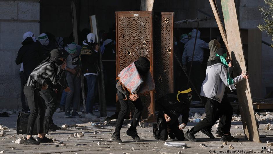 以色列警方稱，在12000多名參與晨禱的信徒中包含了大約100名騷亂者。