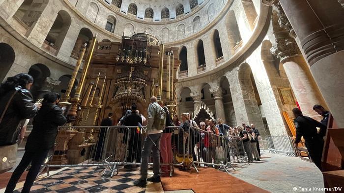 Fieles católicos en la Iglesia del Santo Sepulcro, en la Vieja Jerusalén.