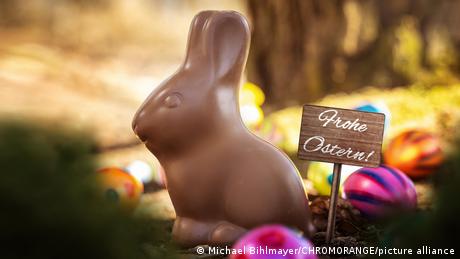 Un conejo de chocolate con la inscripción: ¡Felices Pascuas!