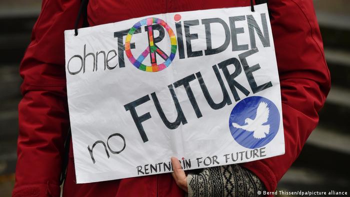 Cartel en una marcha pacifista en Dortmund, Alemania: Sin paz no hay futuro.