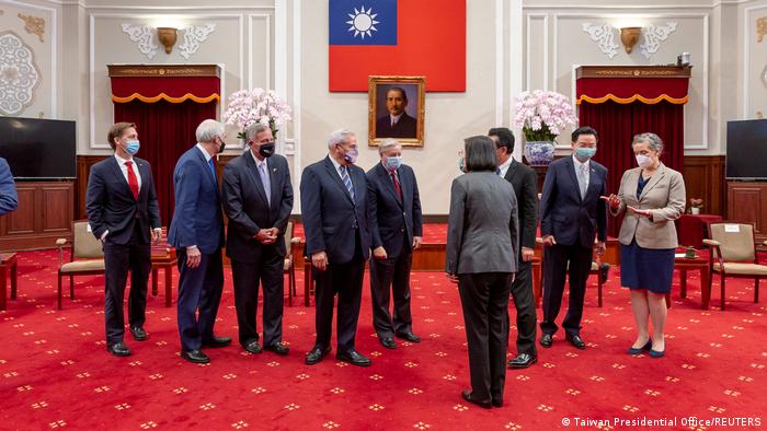 台湾总统蔡英文会面前在其官方推特上发文欢迎访台议员，并表示“你们都是台湾真正的朋友，期待与你们共同努力，强化两国关系。”