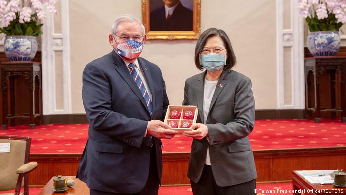 Bob Menendez y la presidenta de Taiwán, Tsai Ing-wen.