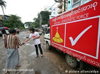 缅甸仰光街头的选举宣传车