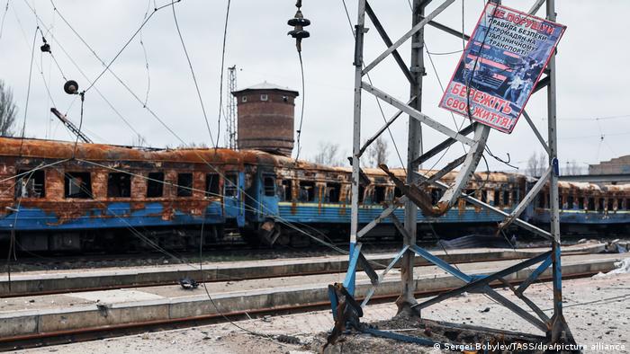 Потяг зруйнований під час боїв за Маріуполь
