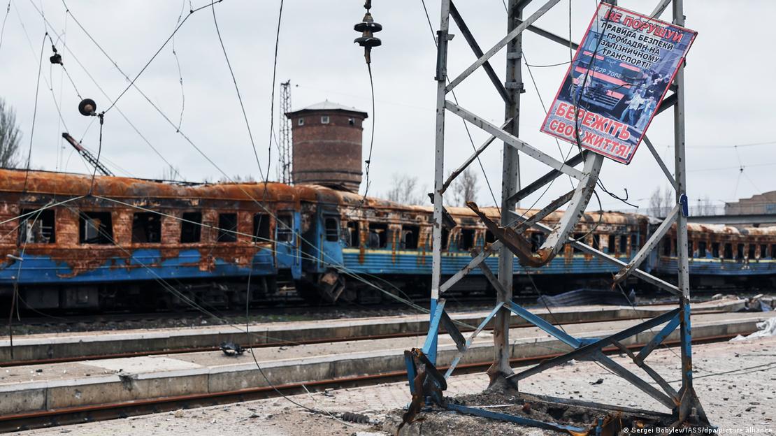 Trens destru&iacute;dos em Mariupol