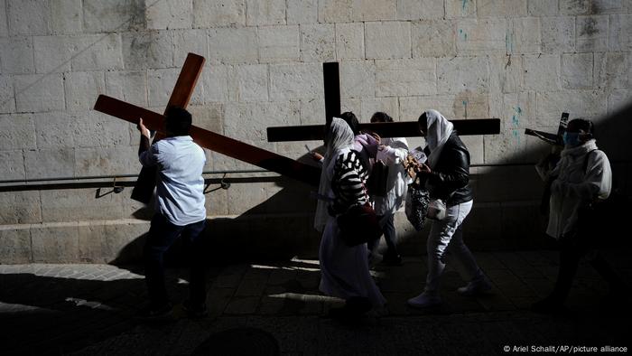 Cristãos percorrem as ruas de Jerusalém para lembrar os passos de Cristo rumo à crussificação 