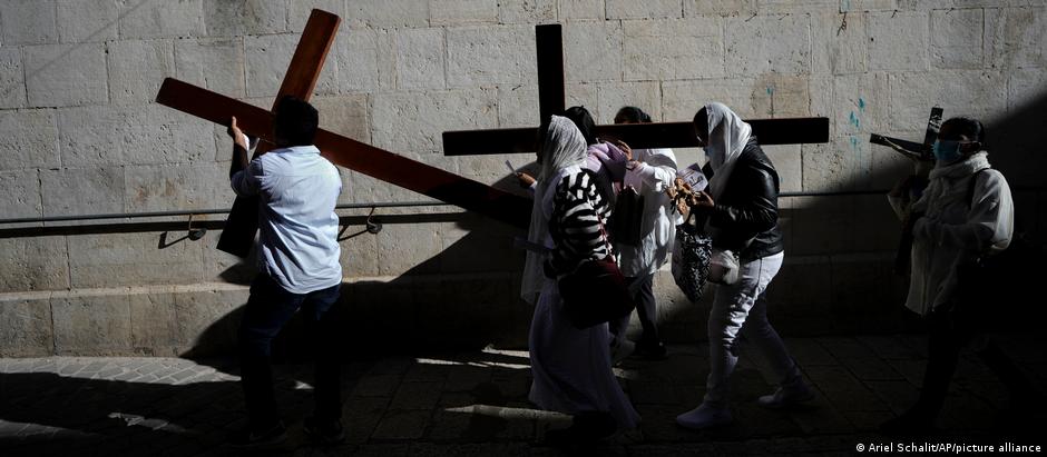 Cristãos percorrem as ruas de Jerusalém para lembrar os passos de Cristo rumo à crussificação 
