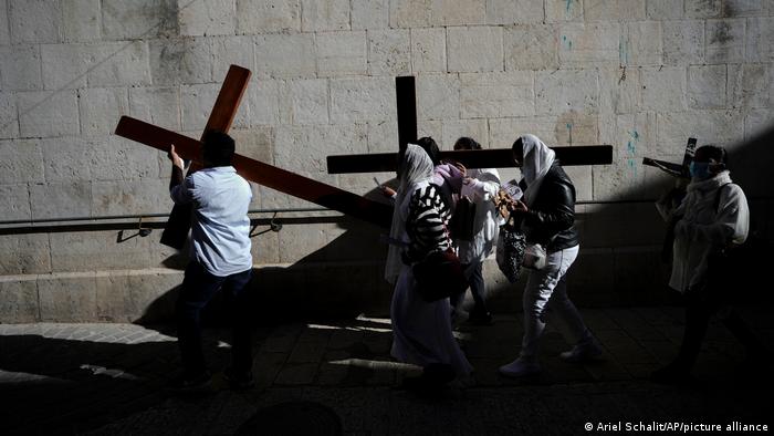 Cristianos celebran la Pasión de Cristo, el Viernes Santo en Jerusalén. (15.04.2022).