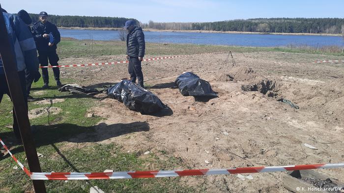 Ексгумація тіл двох цивільних, які загинули внаслідок обстрілу у селі Вабля неподалік Макарова у Київській області