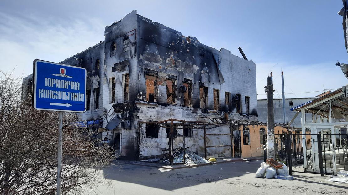 Поврежденный обстрелами дом в центре поселка Макаров под Киевом