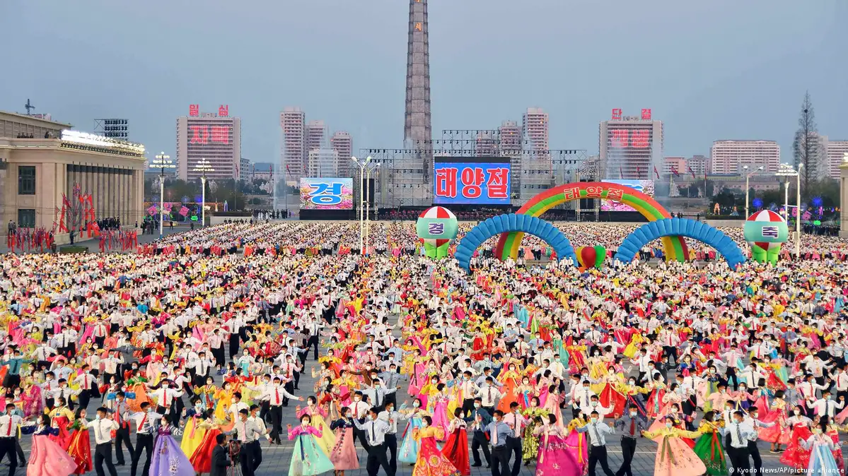 Coreia do Norte celebra com dança aniversário do fundador – DW