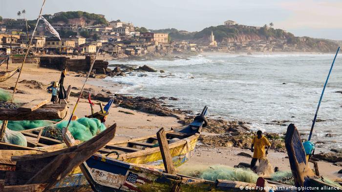 Las playas de África Occidental (aquí cerca de la Costa del Cabo en Ghana) se ven afectadas por la erosión y la subida del nivel del mar.