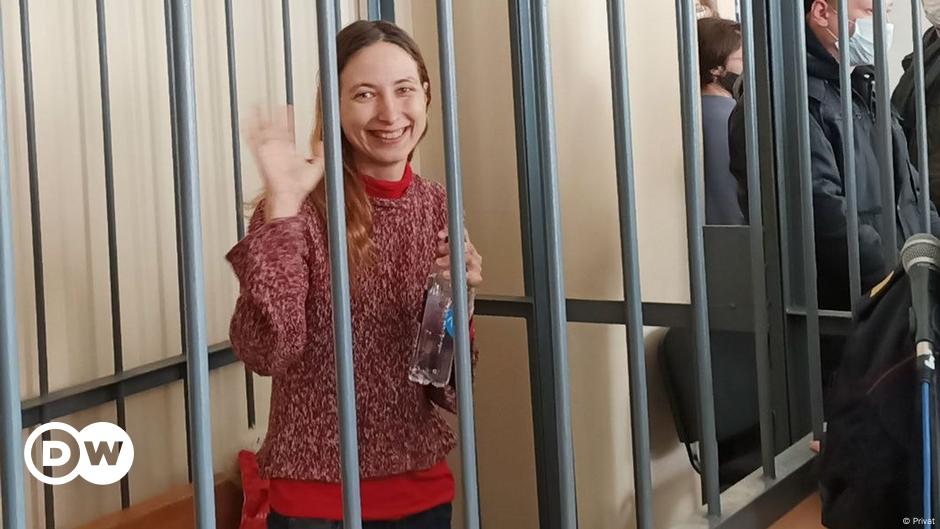 Russian Artist Critical Of Ukraine War Faces Prison Sentence Dw 11 16 2023