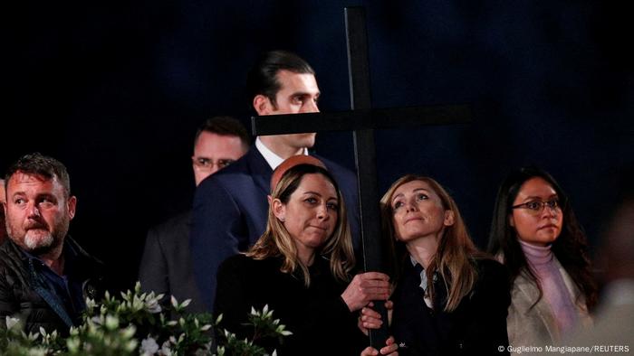 Karfreitag I Via Crucis I Rom: Eine Russin und eine Ukrainerin tragen gemeinsam das Kruzifix auf der 13. Kreuzweg-Etappe