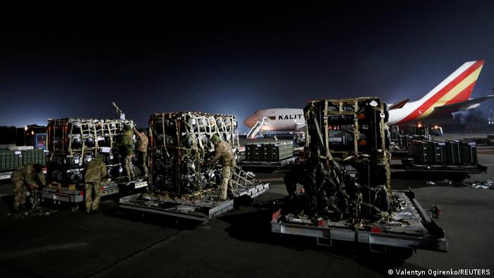 Ukraine erhält Ladung vom U.S. military aid Boryspil airport