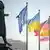 Флаг Украины развивается рядом с флагами ЕС, Германии и Берлина в столице ФРГ