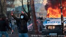 ?REBRO 20220415 Motdemonstranter har satt eld p? tre polisbussar i Sveaparken i ?rebro, d?r Rasmus Paludan, partiledare f?r det danska h?gerextrema partiet Stram kurs, har f?tt tillst?nd f?r en sammankomst p? l?ngfredagen. Foto: Kicki Nilsson / TT / kod 11380