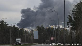 Дым после ракетного обстрела над одним из районов Киева