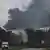 Una columna de humo se eleva por sobre la ciudad de Kiev. (16.04.2022).