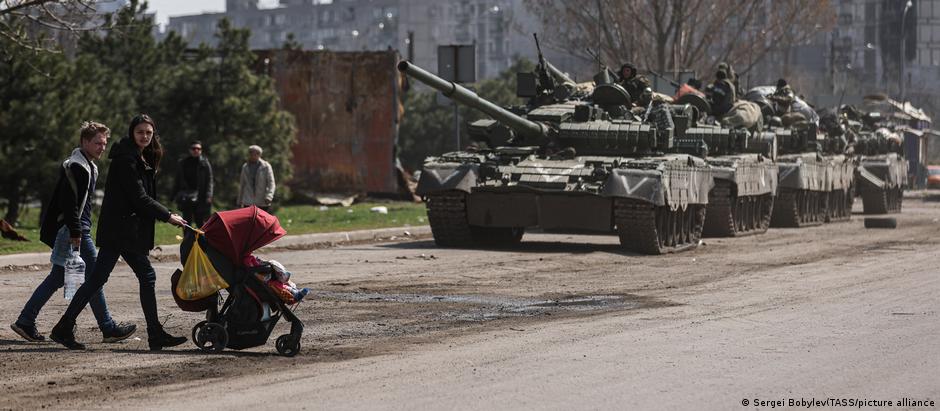 Tanques russos circulam pelas ruas de Mariupol