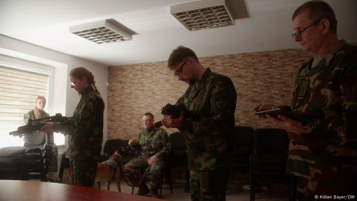 Lietuvos savanoriai mokosi elgtis su ginklais