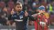 Kevin-Prince Boateng hebt beim Spiel gegen den FC Augsburg beide Daumen Kevin-Prince Boateng hebt beim Spiel gegen den FC Augsburg beide Daumen