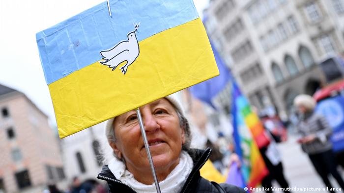 Демонстрантите призоваха за солидарност с украинците, но много от тях се обявиха против доставката на оръжия за Украйна.