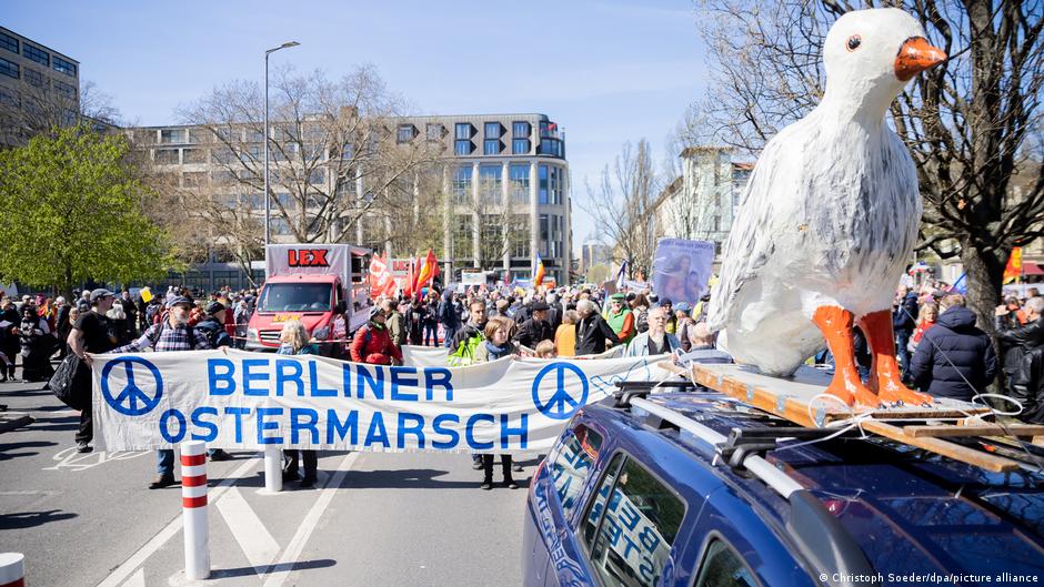 Ukraine war divides Germany's Easter March peace demos – DW – 04/07/2023 - Vimarsana News