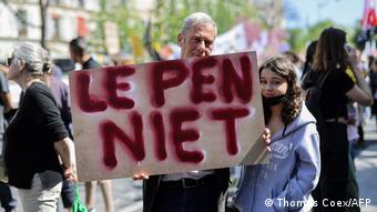 Ακτιβιστές κατά της Λεπέν χθες στο Παρίσι