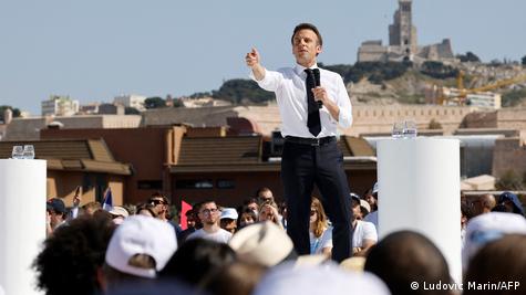 Emmanuel Macron faz discurso em palanque