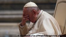 16.04.2022, Vatikan, Vatikanstadt: Papst Franziskus hält sich den Kopf während der Messfeier zur Osternacht im Petersdom. Foto: Alessandra Tarantino/AP/dpa +++ dpa-Bildfunk +++