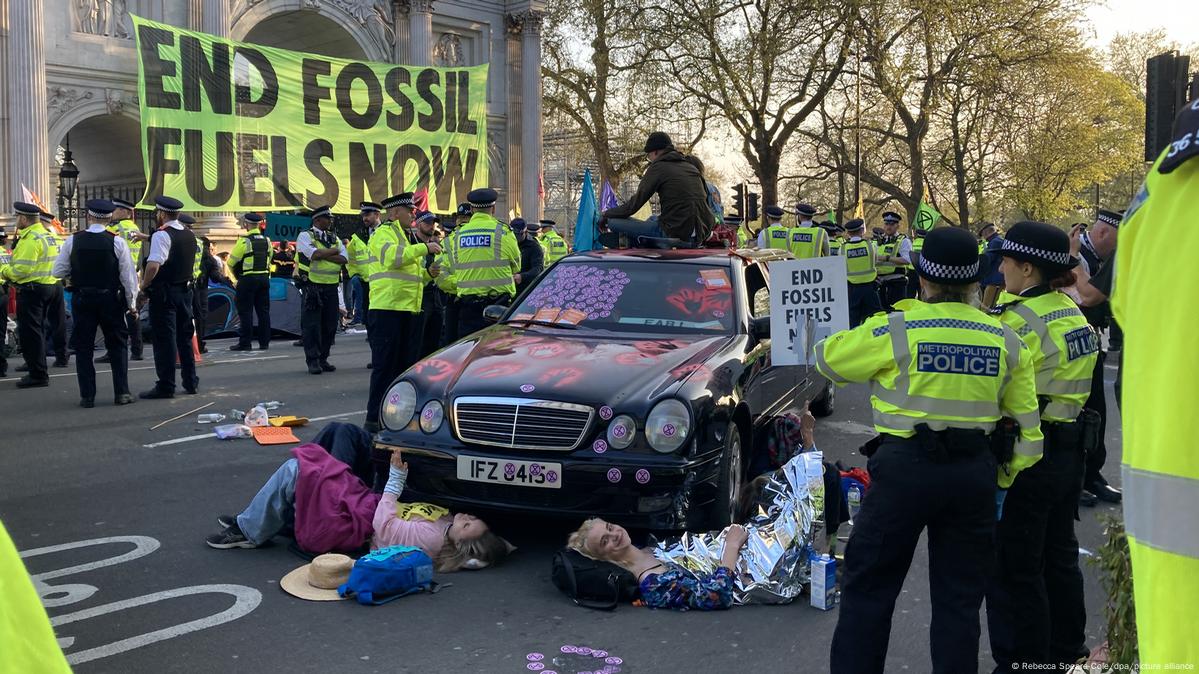 UK Extinction Rebellion to halt disruptive protests DW 01/01/2023