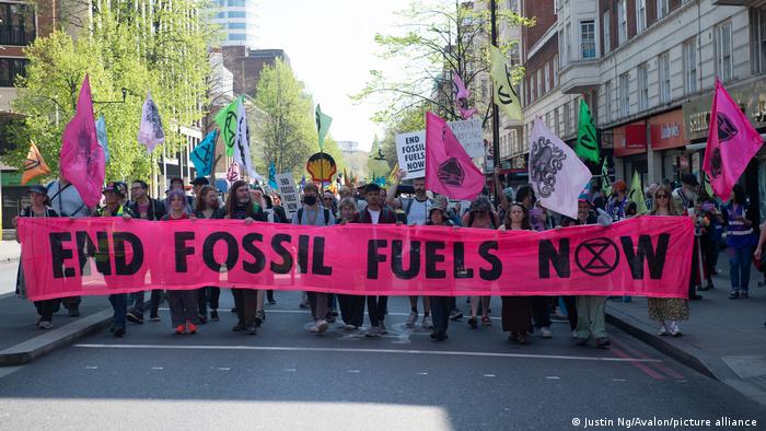  Die Klimaaktivisten Extinction Rebellion (XR) marschieren im Rahmen ihrer Frühlingsproteste durch die Londoner Innenstadt.
