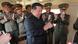Kim Jong-un e militares aplaudem após teste de armas em abril de 2022 Kim Jong-un e militares aplaudem após teste de armas em abril de 2022