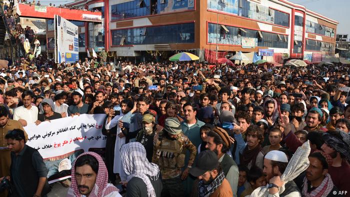 Manifestantes afganos participan en una protesta contra los ataques aéreos perpetrados por pakistaníes en la región fronteriza de Khost, el 16 de abril de 2022.