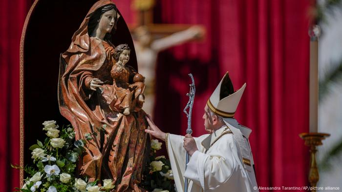 Francisco, junto un estatua de la Virgen María y el Niño Jesús, en la Plaza de San Pedro, en el Vaticano, este Domingo de Pascua. (17.04.2022).