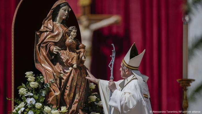 Francisco, junto un estatua de la Virgen María y el Niño Jesús, en la Plaza de San Pedro, en el Vaticano, este Domingo de Pascua. (17.04.2022).