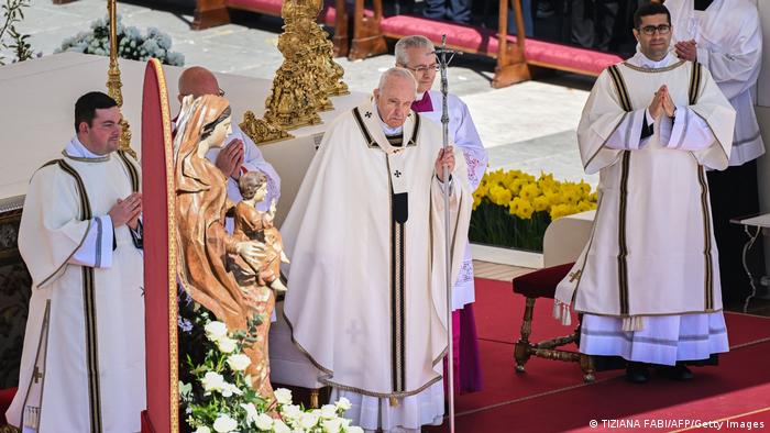 Papa Francis akiongoza ibada ya Urbi et Orbi katika kanisa la Mtakatifu Peter mjini Vatican.