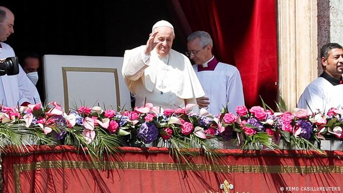 El papa Francisco saluda desde el balcón durante la bendición Urbi et Orbi.