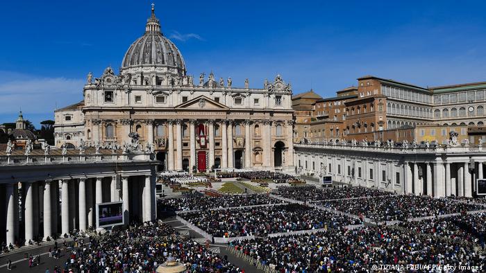 Multitud congregada frente a la catedral de San Pedro de Roma.