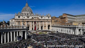Και πάλι πιστοί στην πλατεία του Αγίου Πέτρου