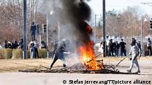 Persons burn branches to block a road during a riot in Norrkoping, Sweden April 17, 2022. The unrest was triggered by the right-wing extremist danish provocateur Rasmus Paludan saying that he will return to the citys Norrkoping and Linkoping for new demonstrations including burning the Koran for the fourth day in a row. Photo Stefan Jerrevang / TT kod 60160