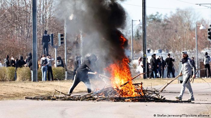 أعمال شغب في مدينة نورشوبينغ السويدية احتجاجاً على سعي يمينيين متطرفين لحرق القرآن (17/4/2022)