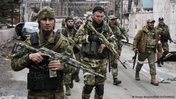 Чеченский батальон Ахмат в разрушенном Мариуполе, 17 апреля