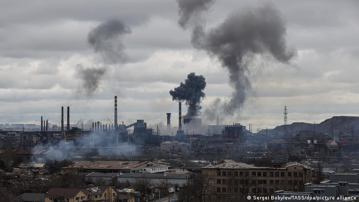 Rauch über dem Stahlwerk Asowstal in Mariupol