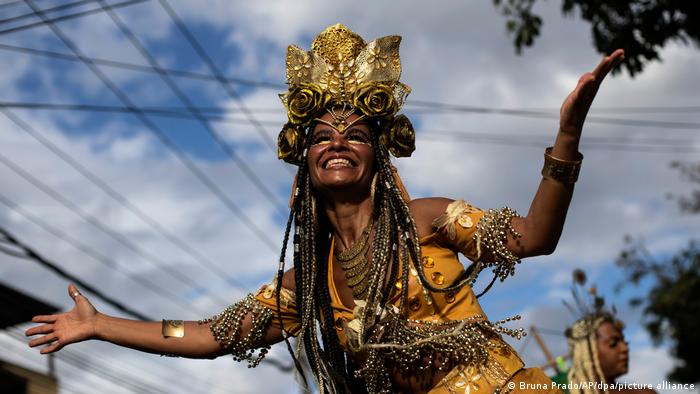 Poslije korone i prekida normalnog života, konačno ponovo karneval u Riju! Glavna parada je samo vrhunac slavlja koje traje danima, pa je tako ova samba umjetnica snimljena u jednom od predgrađa.