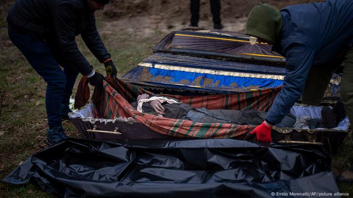Ексгумація тіл з братської могили в селі Микуличі на Київщині, 17 квітня 2022