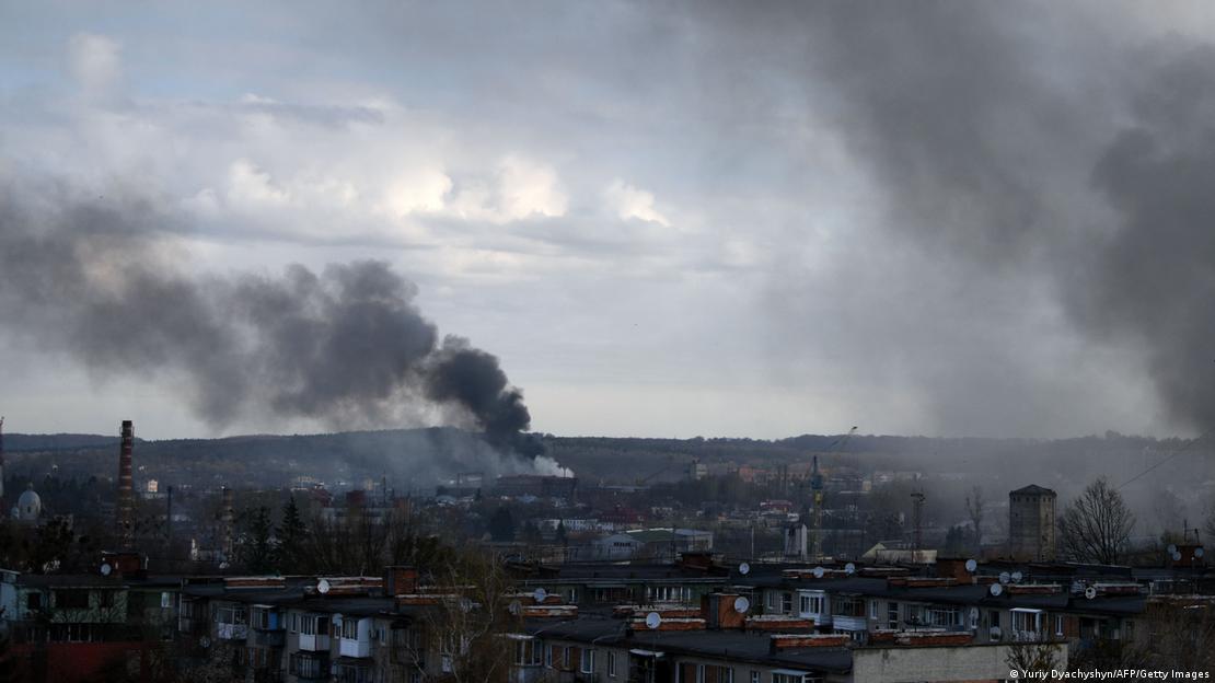 Fumaça sobre a cidade de Lviv
