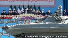 18.04.2022 Ebrahim Raisi (M), Präsident des Iran, nimmt an einer Militärparade anlässlich des Tages der nationalen Armee teil. +++ dpa-Bildfunk +++